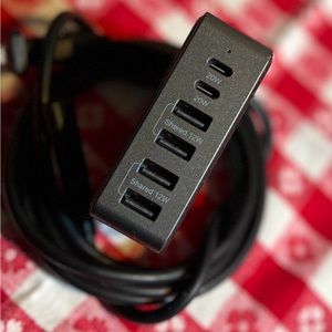 6-Port Charging Hub Vertical 2C + 4A - heyday™ Black Saffiano